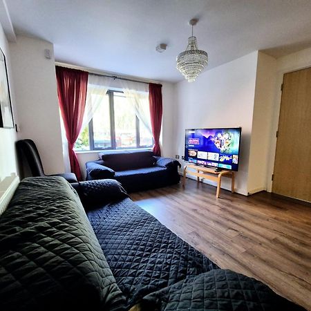 Explore London: 2 Bedroom House In Wood Green Exterior foto