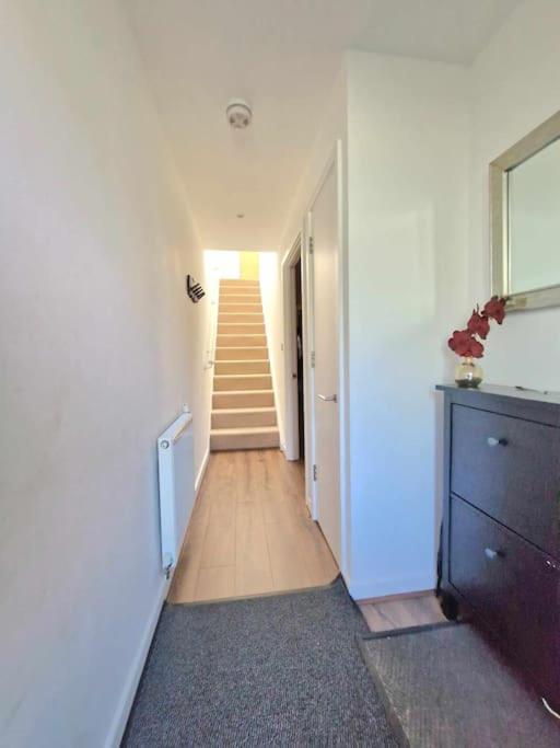 Explore London: 2 Bedroom House In Wood Green Exterior foto
