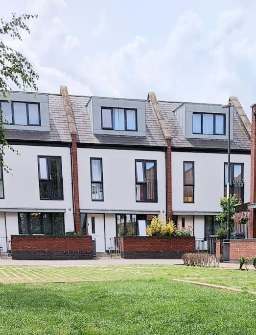 Explore London: 2 Bedroom House In Wood Green Exterior foto