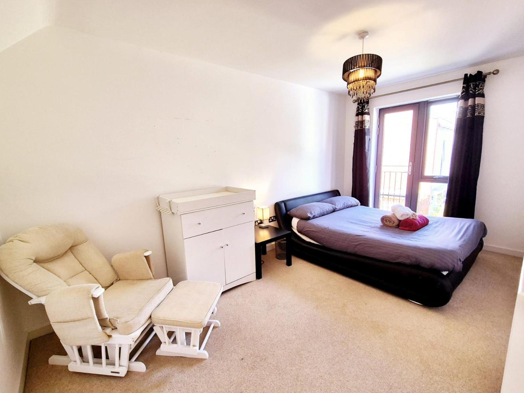 Explore London: 2 Bedroom House In Wood Green Exterior foto