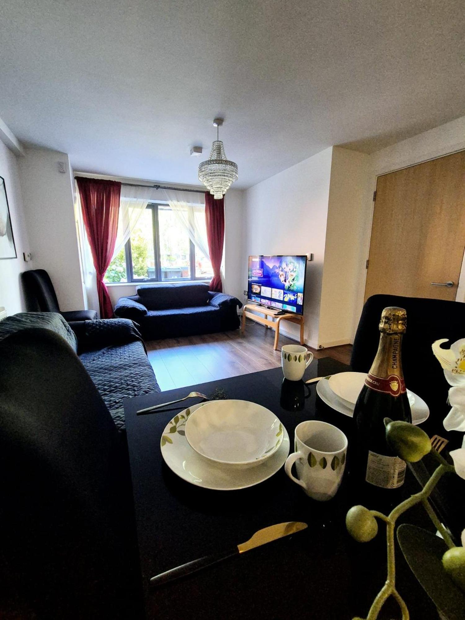 Explore London: 2 Bedroom House In Wood Green Exterior foto
