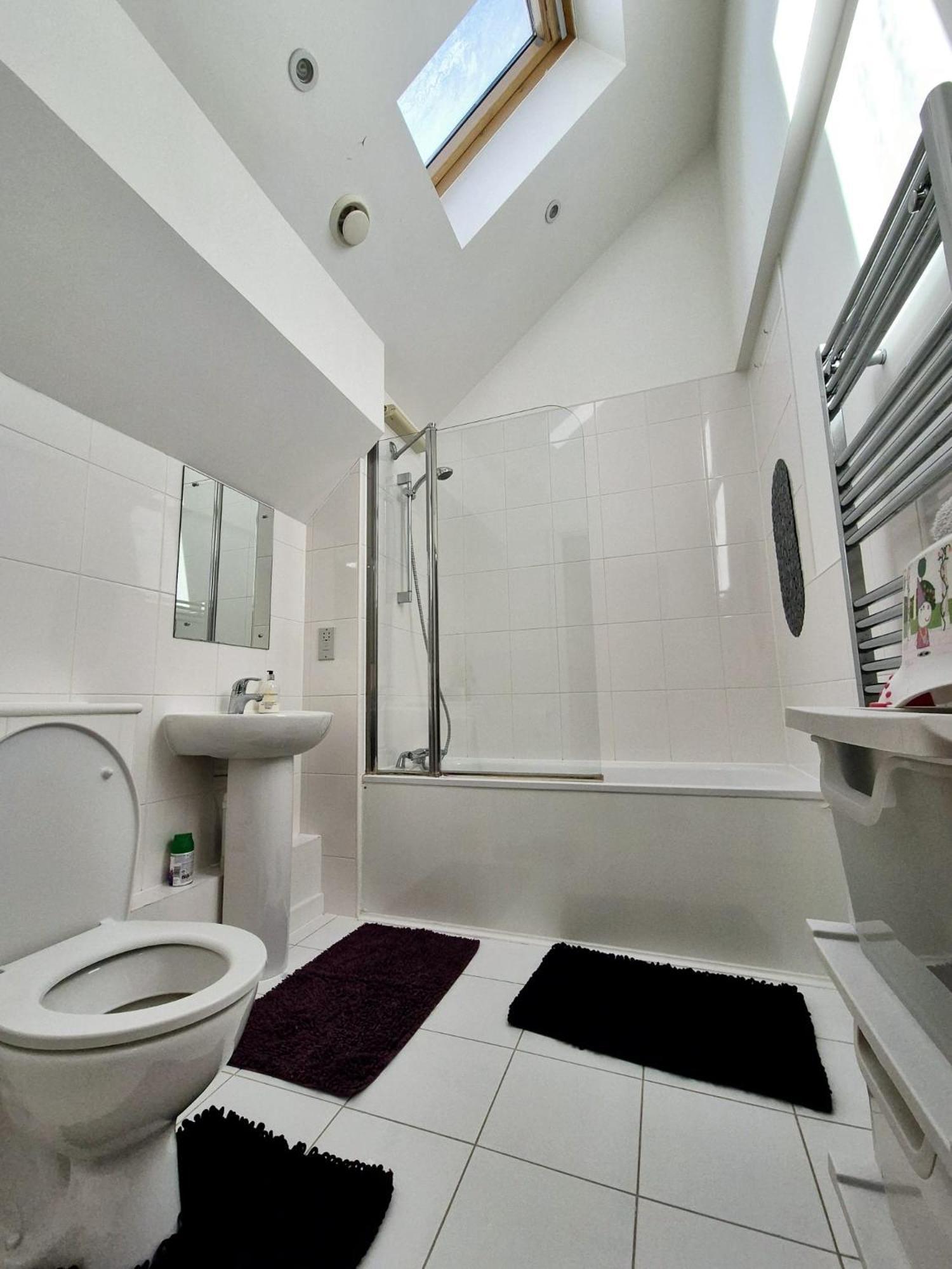 Explore London: 2 Bedroom House In Wood Green Exterior foto