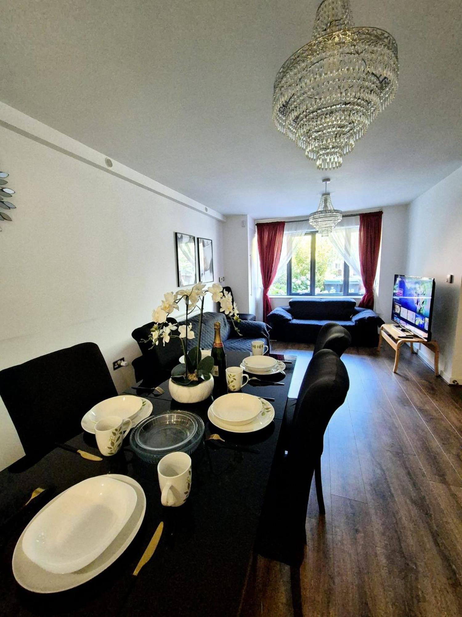 Explore London: 2 Bedroom House In Wood Green Exterior foto